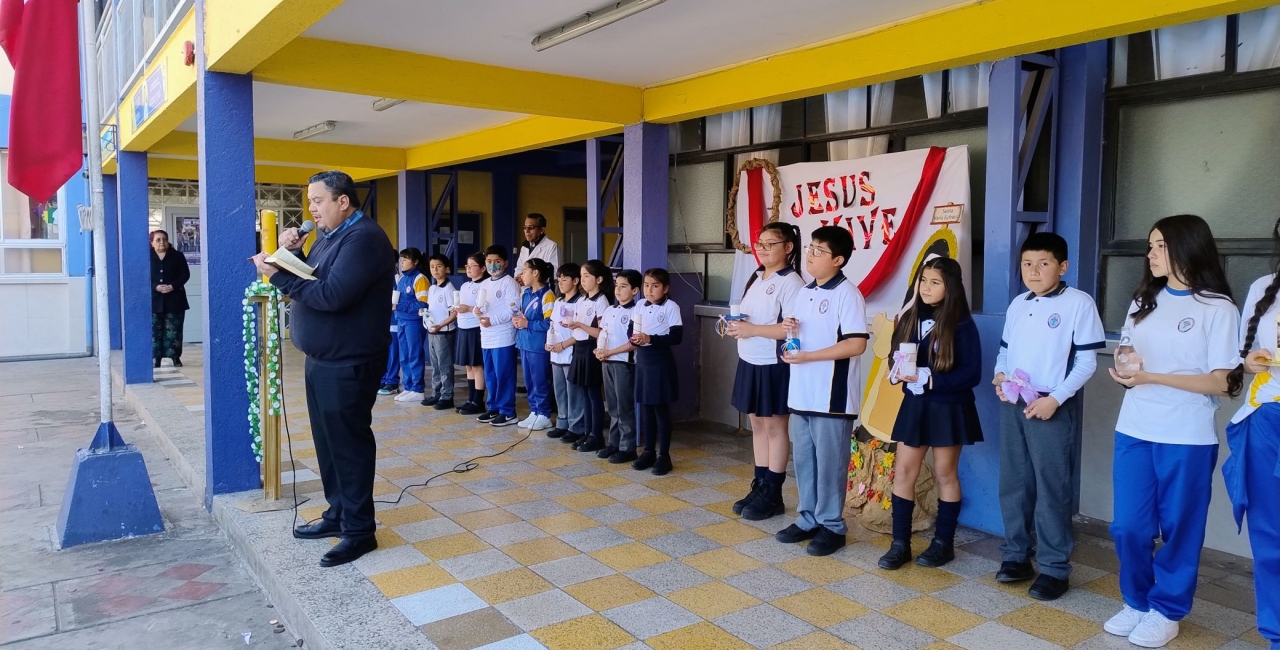 Celebramos pascua de resurrección con la ceremonia del cirio pascual